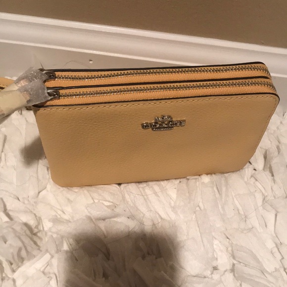 Light yellow wristlet wallet - Picture 2 of 3